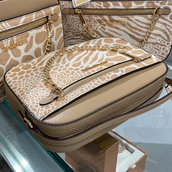 MICHAEL KORS JET SET LARGE EAST WEST ZIP POCKET CHAIN XBODY
CAMEL
NWT - Picture 10 of 16